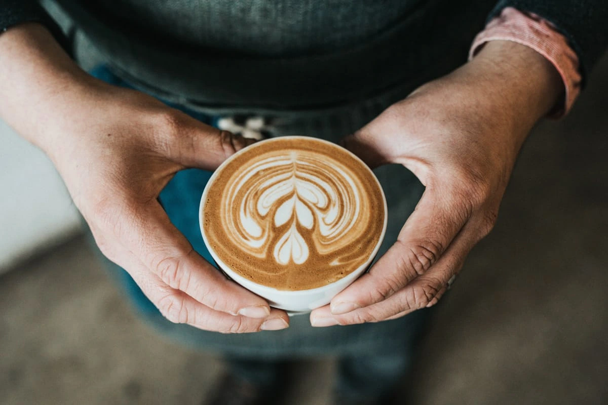 Latte art kávé két kézben