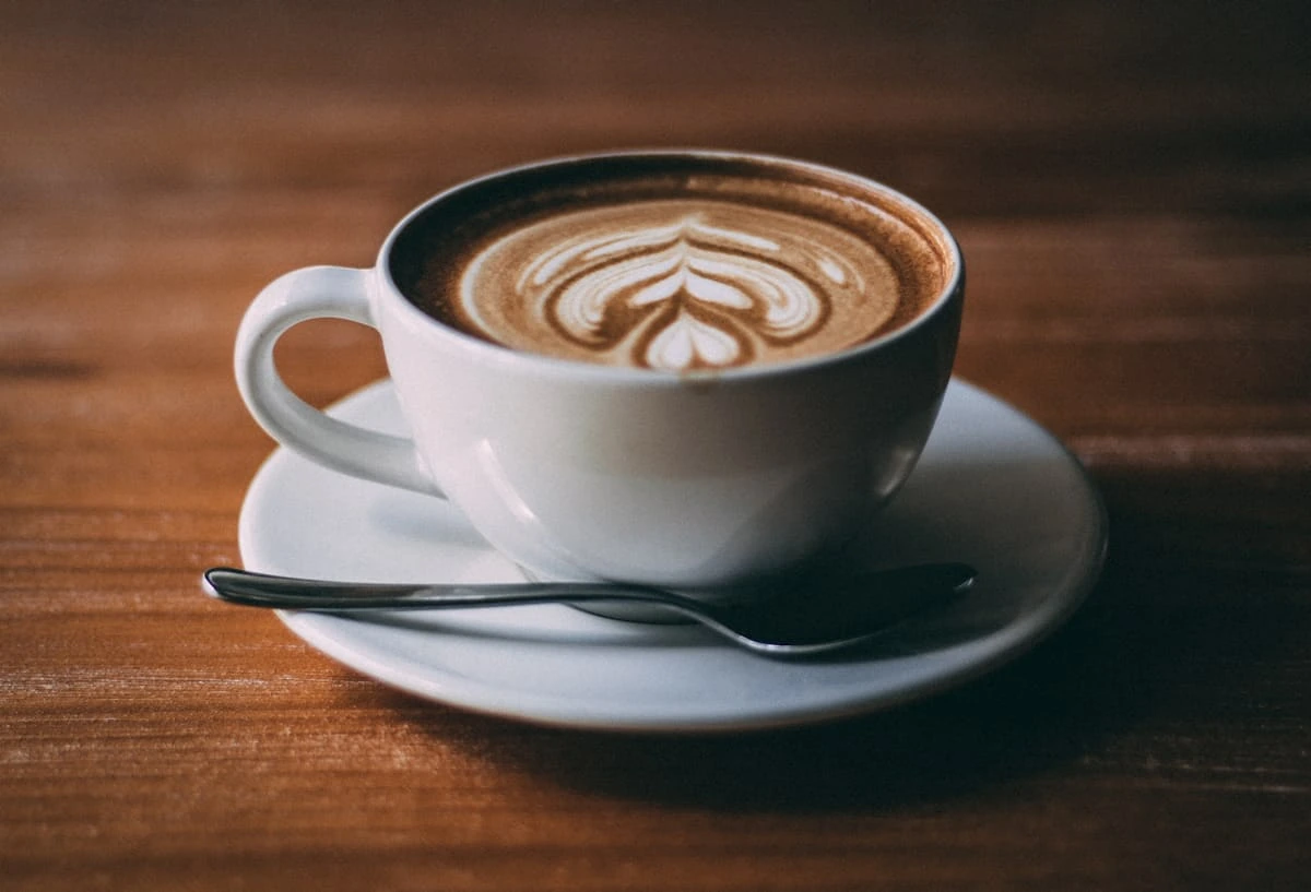 Cappuccino csészében faasztalon