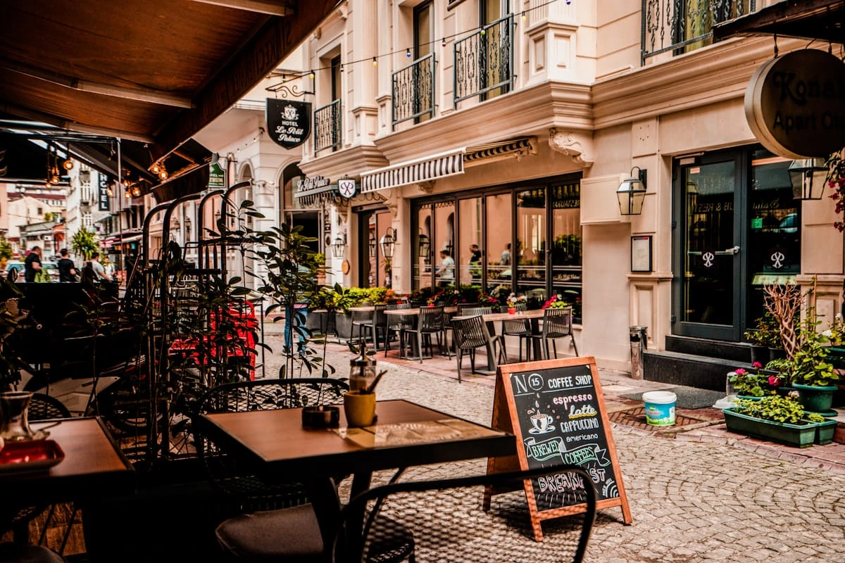 Budapesti kávézó terasza az utcán